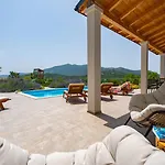 Belina: 4 Ensuite Bedrooms, Game Room, Heated Pool, Sauna & Gym Villa