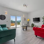 Belina: 4 Ensuite Bedrooms, Game Room, Heated Pool, Sauna & Gym Villa Gata