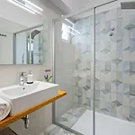 Belina: 4 Ensuite Bedrooms, Game Room, Heated Pool, Sauna & Gym *