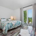 Villa Belina: 4 Ensuite Bedrooms, Game Room, Heated Pool, Sauna & Gym