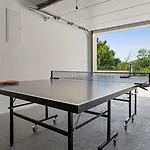 Belina: 4 Ensuite Bedrooms, Game Room, Heated Pool, Sauna & Gym *
