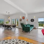 Villa Belina: 4 Ensuite Bedrooms, Game Room, Heated Pool, Sauna & Gym Gata