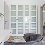 Belina: 4 Ensuite Bedrooms, Game Room, Heated Pool, Sauna & Gym Gata