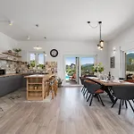 Villa Belina: 4 Ensuite Bedrooms, Game Room, Heated Pool, Sauna & Gym *