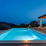 Belina: 4 Ensuite Bedrooms, Game Room, Heated Pool, Sauna & Gym *