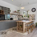 Villa Belina: 4 Ensuite Bedrooms, Game Room, Heated Pool, Sauna & Gym