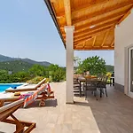 Belina: 4 Ensuite Bedrooms, Game Room, Heated Pool, Sauna & Gym Villa