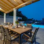 Belina: 4 Ensuite Bedrooms, Game Room, Heated Pool, Sauna & Gym Gata