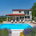 Villa Belina: 4 Ensuite Bedrooms, Game Room, Heated Pool, Sauna & Gym *