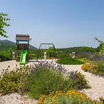 Belina: 4 Ensuite Bedrooms, Game Room, Heated Pool, Sauna & Gym Villa Gata