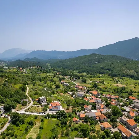 Villa Belina: 4 Ensuite Bedrooms, Game Room, Heated Pool, Sauna & Gym