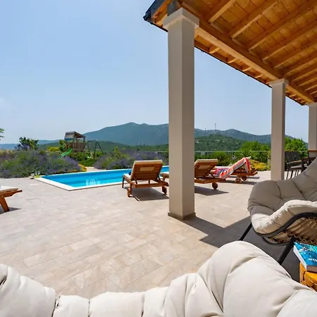 Belina: 4 Ensuite Bedrooms, Game Room, Heated Pool, Sauna & Gym Villa