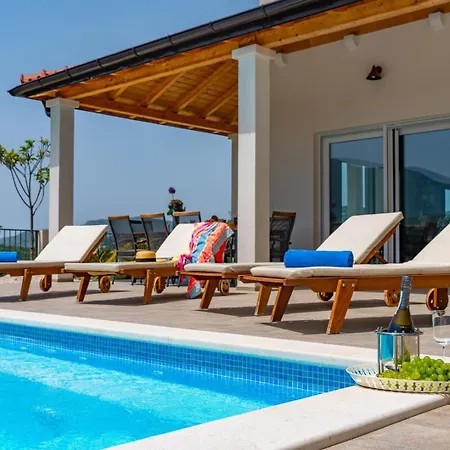 Villa Belina: 4 Ensuite Bedrooms, Game Room, Heated Pool, Sauna & Gym *