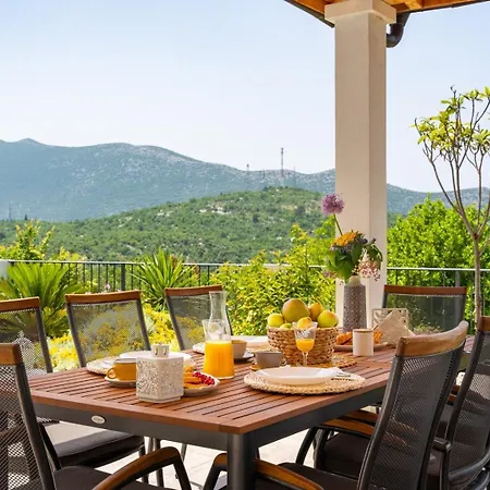Belina: 4 Ensuite Bedrooms, Game Room, Heated Pool, Sauna & Gym * Gata