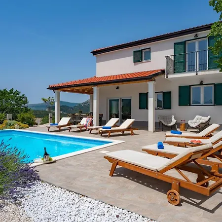 Vila Belina: 4 Ensuite Bedrooms, Game Room, Heated Pool, Sauna & Gym