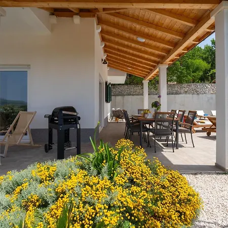 Villa Belina: 4 Ensuite Bedrooms, Game Room, Heated Pool, Sauna & Gym *