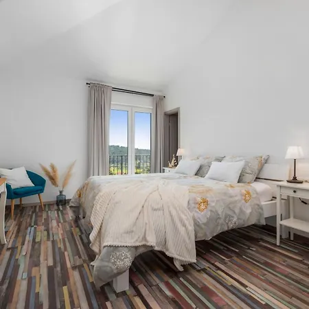 Villa Belina: 4 Ensuite Bedrooms, Game Room, Heated Pool, Sauna & Gym