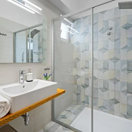 Belina: 4 Ensuite Bedrooms, Game Room, Heated Pool, Sauna & Gym *