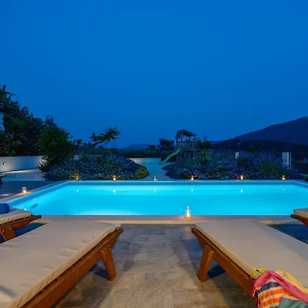 Belina: 4 Ensuite Bedrooms, Game Room, Heated Pool, Sauna & Gym