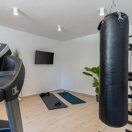 Vila Belina: 4 Ensuite Bedrooms, Game Room, Heated Pool, Sauna & Gym Gata