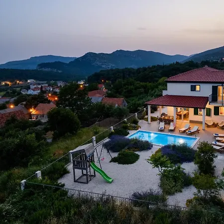 Belina: 4 Ensuite Bedrooms, Game Room, Heated Pool, Sauna & Gym Villa Gata