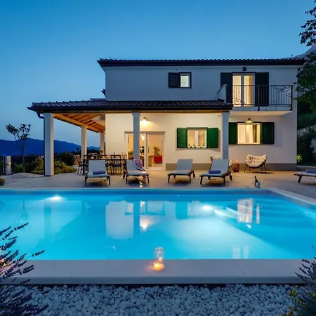 Belina: 4 Ensuite Bedrooms, Game Room, Heated Pool, Sauna & Gym Gata