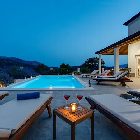 Belina: 4 Ensuite Bedrooms, Game Room, Heated Pool, Sauna & Gym *