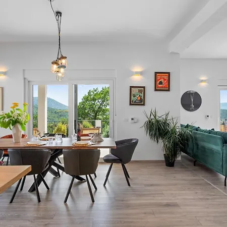 Belina: 4 Ensuite Bedrooms, Game Room, Heated Pool, Sauna & Gym