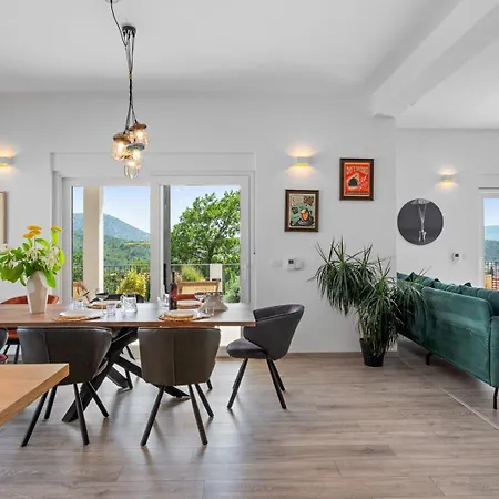 Belina: 4 Ensuite Bedrooms, Game Room, Heated Pool, Sauna & Gym