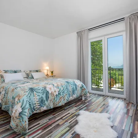 Villa Belina: 4 Ensuite Bedrooms, Game Room, Heated Pool, Sauna & Gym