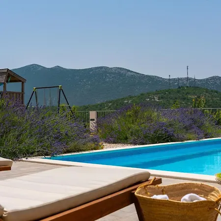 Belina: 4 Ensuite Bedrooms, Game Room, Heated Pool, Sauna & Gym Villa Gata