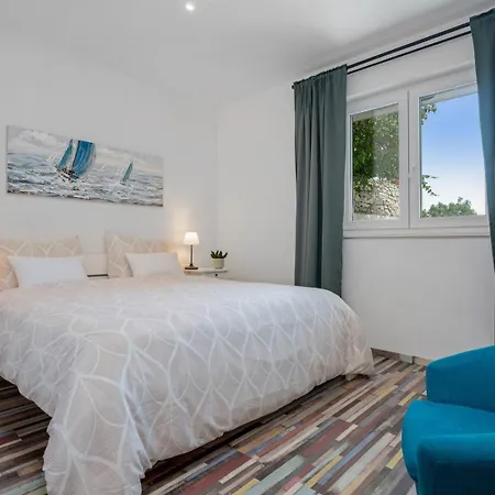 Belina: 4 Ensuite Bedrooms, Game Room, Heated Pool, Sauna & Gym Gata