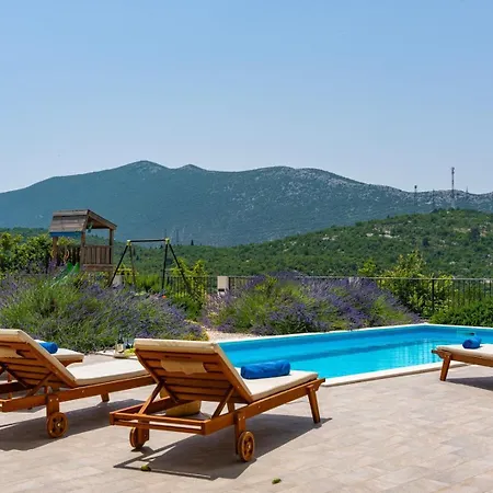 Vila Belina: 4 Ensuite Bedrooms, Game Room, Heated Pool, Sauna & Gym *