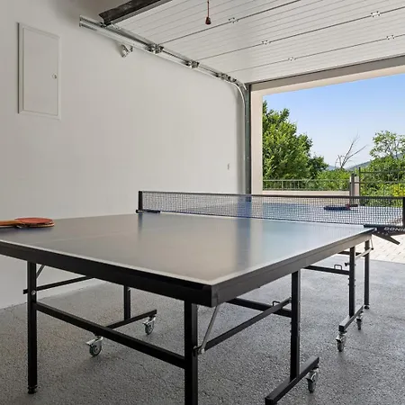 Belina: 4 Ensuite Bedrooms, Game Room, Heated Pool, Sauna & Gym *