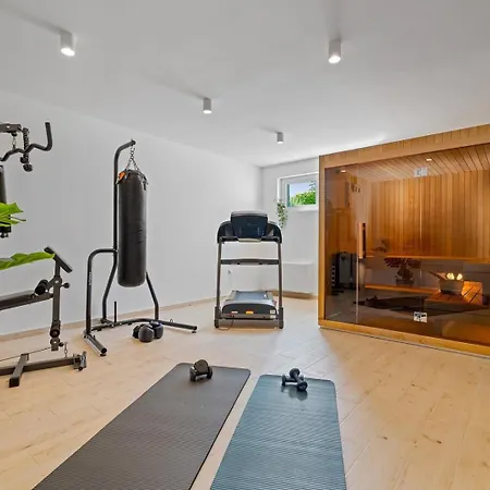 Belina: 4 Ensuite Bedrooms, Game Room, Heated Pool, Sauna & Gym