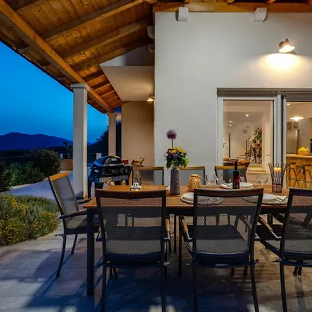 Belina: 4 Ensuite Bedrooms, Game Room, Heated Pool, Sauna & Gym * Gata