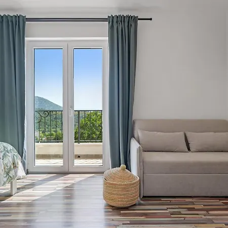 Villa Belina: 4 Ensuite Bedrooms, Game Room, Heated Pool, Sauna & Gym