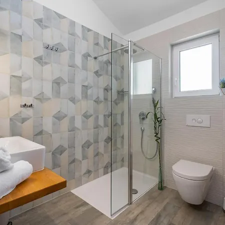 Belina: 4 Ensuite Bedrooms, Game Room, Heated Pool, Sauna & Gym Villa Gata