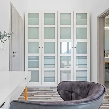 Belina: 4 Ensuite Bedrooms, Game Room, Heated Pool, Sauna & Gym Gata