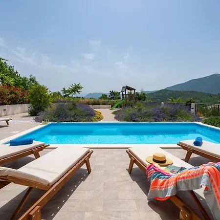 Belina: 4 Ensuite Bedrooms, Game Room, Heated Pool, Sauna & Gym Villa