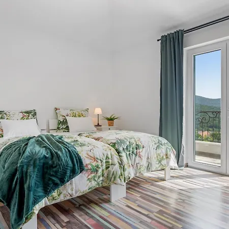 Belina: 4 Ensuite Bedrooms, Game Room, Heated Pool, Sauna & Gym