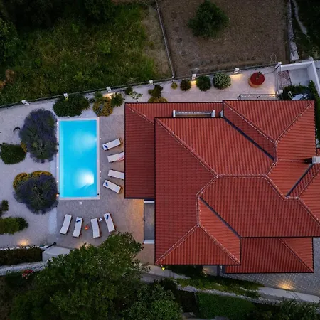 Belina: 4 Ensuite Bedrooms, Game Room, Heated Pool, Sauna & Gym Vila *