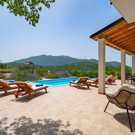 Belina: 4 Ensuite Bedrooms, Game Room, Heated Pool, Sauna & Gym * Gata