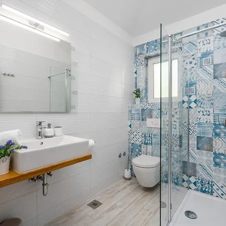 Belina: 4 Ensuite Bedrooms, Game Room, Heated Pool, Sauna & Gym Gata