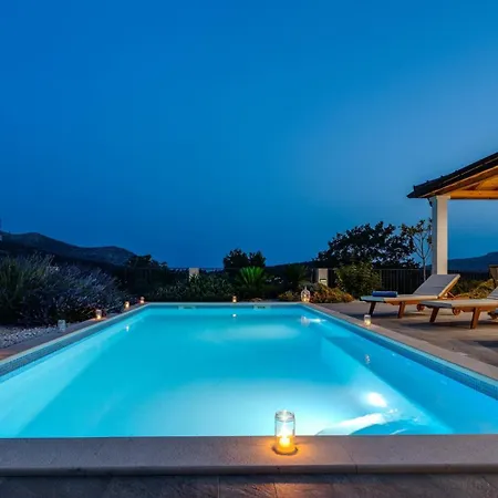 Belina: 4 Ensuite Bedrooms, Game Room, Heated Pool, Sauna & Gym *