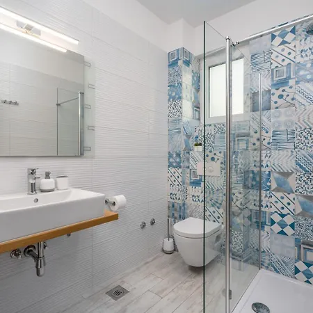Belina: 4 Ensuite Bedrooms, Game Room, Heated Pool, Sauna & Gym
