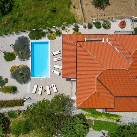 Belina: 4 Ensuite Bedrooms, Game Room, Heated Pool, Sauna & Gym Villa Gata