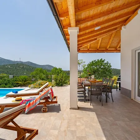 Belina: 4 Ensuite Bedrooms, Game Room, Heated Pool, Sauna & Gym Villa