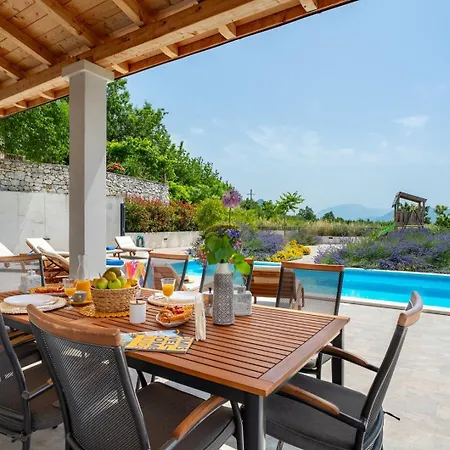 Belina: 4 Ensuite Bedrooms, Game Room, Heated Pool, Sauna & Gym