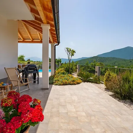 Villa Belina: 4 Ensuite Bedrooms, Game Room, Heated Pool, Sauna & Gym Gata